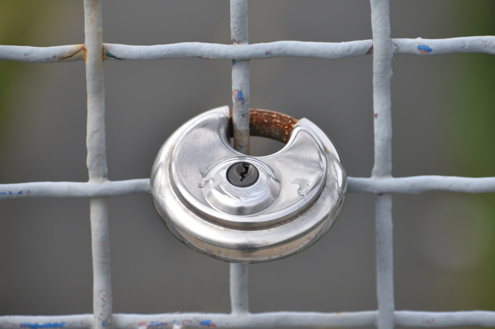 Disk lock on a fence